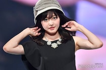 久住小春、脱ぎかけコート×キャミワンピから美肩輝く「色っぽい」「美しすぎて二度見」とファン悶絶