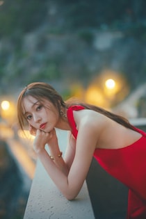 乃木坂46梅澤美波、 視線奪われる艶やか赤ドレス姿 2nd写真集先行カット解禁【透明な覚悟】