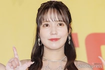 ＝LOVE諸橋沙夏、白キャミソールのクリスマスコス披露「破壊力すごい」「天使」とファン絶賛