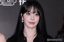 LE SSERAFIMサクラ、ベアトップドレスで美デコルテ＆美肩際立つ「白い妖精」「透明感レベチ」と反響