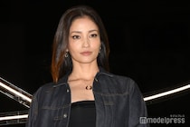 黒木メイサ、デコルテのぞく変形トップス姿披露「鎖骨が美しい」「さすがの着こなし」と絶賛の声