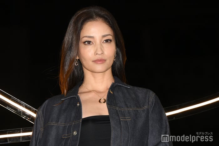 黒木メイサ、デコルテのぞく変形トップス姿披露「鎖骨が美しい」「さすがの着こなし」と絶賛の声