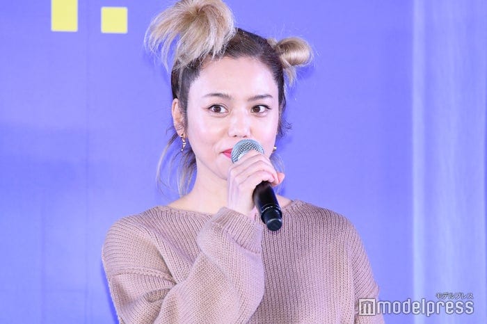 Chara、娘・SUMIRE&息子・佐藤緋美とのクリスマス家族ショット公開「貴重な1枚」「絵になる」の声