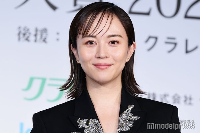 比嘉愛未、黒タイツで脚線美披露「大人の魅力」「スラッとしてて圧巻」と反響
