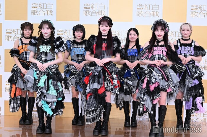 【紅白本番】CANDY TUNE、トップバッターで「倍倍FIGHT!」披露 FRUITS ZIPPERにマイク渡しバトンタッチ