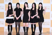 【紅白本番】ILLIT、ミニ丈純白衣装でステージ降臨 話題曲「Almond Chocolate」歌唱で「雪の妖精」「発光してる」と反響