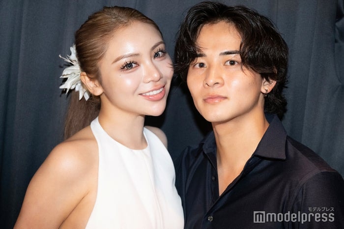 「シャッフルアイランド」かつよし&フィーナカップル、オーストラリアで同棲開始 抱き寄せ密着ショットも公開「有言実行かっこいい」「ラブラブ」と反響