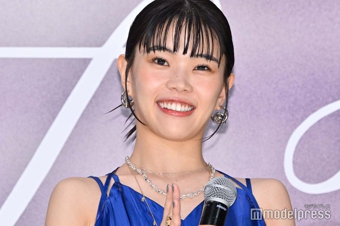 アイナ・ジ・エンド「紅白」特別ドレスで美脚スラリ「衣装華やか」「スタイル抜群」と反響