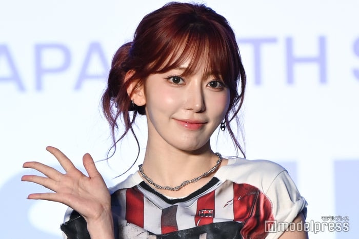 LE SSERAFIMサクラ、へそ出し＆ショーパンタイツコーデ披露「理想のスタイル」「街並みともバッチリ似合ってる」の声