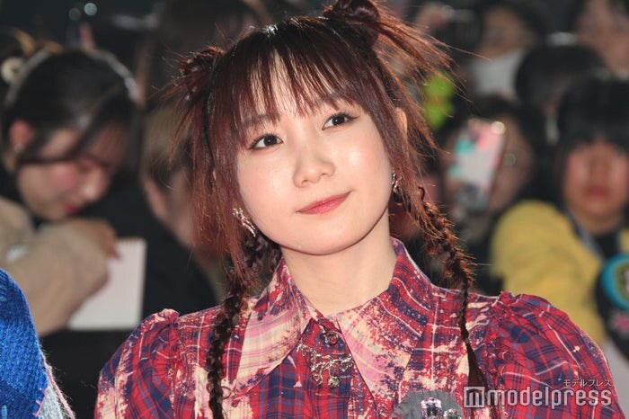 幾田りら、ノースリーブミニワンピで美脚披露「透明感すごい」「お人形さんみたいな可愛さ」の声