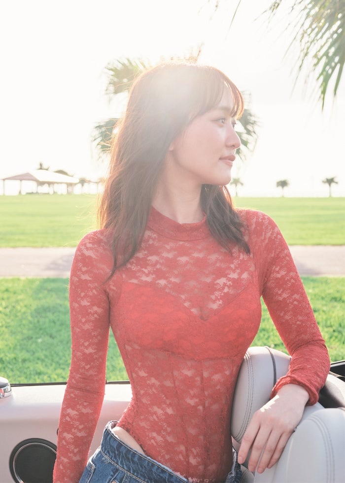 菅井友香、寝起きランジェリー・黒ビキニスタイル…写真集先行カット5種解禁【たびすがい】