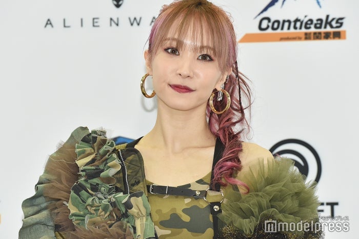 LiSA、膝上ミニスカで美脚披露「スタイル抜群」「着こなしお洒落」とファン絶賛