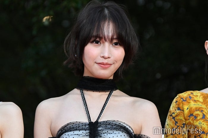 南沙良、ミニスカから美脚スラリ 全身ショットが話題「等身すごい」「完璧な立ち姿」