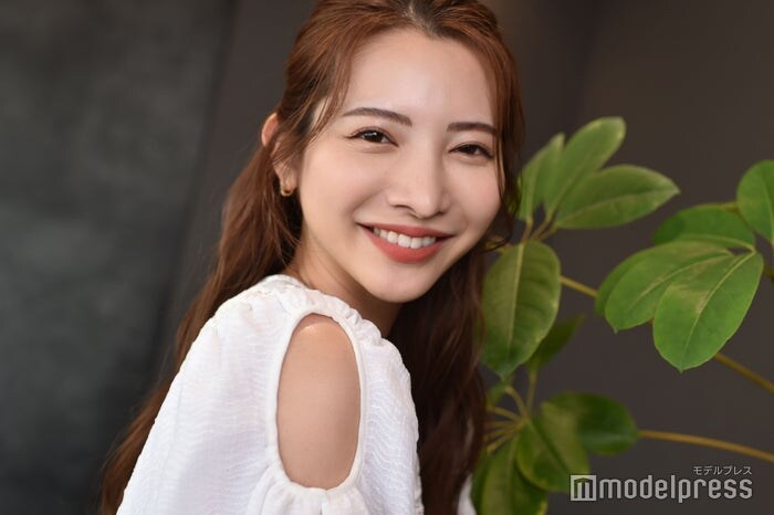 「バチェロレッテ2」尾崎美紀、恋人との密着ショット公開「絵になるカップル」「おしゃれすぎる」の声