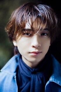 庄司浩平、抜群スタイル際立つモード衣装・等身大な素顔…“憧れの聖地”で撮り下ろし カレンダー決定