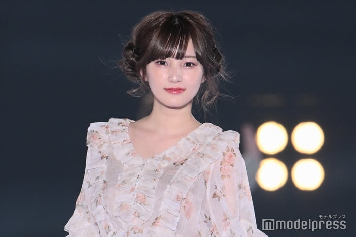 美人YouTuber、ミニスカコスプレ披露「思わず二度見」「完璧に着こなしてる」の声