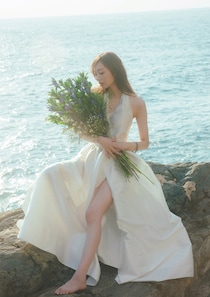 乃木坂46梅澤美波、夜景前に凛とした表情・美脚輝く“崖ドレス”…2nd写真集裏表紙カット解禁【透明な覚悟】