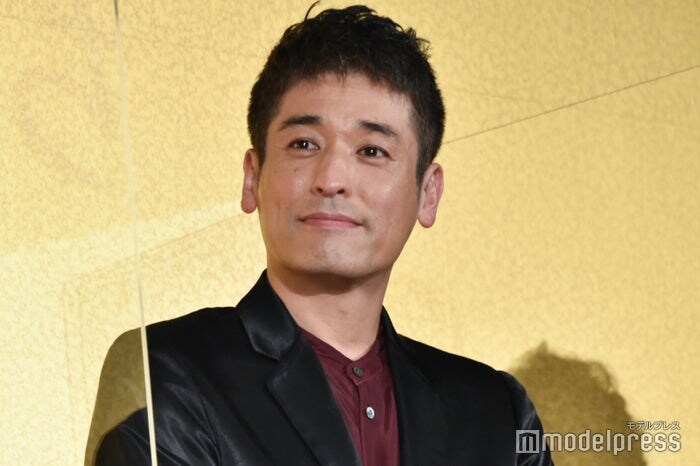 佐藤隆太、印象ガラリのイメチェン姿に反響続々「明るめカラーも似合う」「かっこよすぎ」