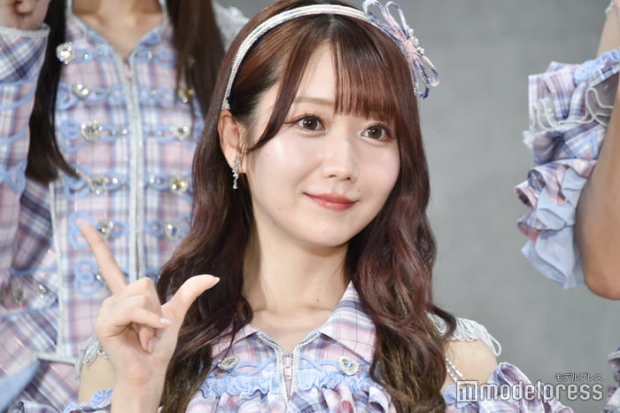 ＝LOVE大谷映美里、ハーフツイン×赤メガネのミニスカ制服姿に反響殺到「二次元から出てきたみたい」「脚綺麗すぎ」