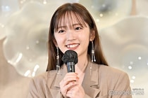 鈴木愛理、胸元＆ウエスト開き衣装で抜群スタイル際立つ「妖精」「異次元の可愛さ」の声