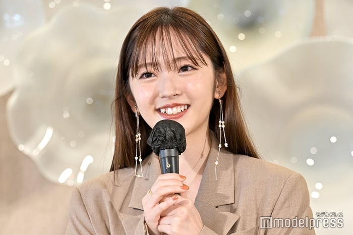 鈴木愛理、胸元＆ウエスト開き衣装で抜群スタイル際立つ「妖精」「異次元の可愛さ」の声