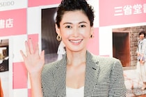 2児の母・田丸麻紀、2人の息子との旅先ショット公開に絶賛の嵐「背中からあふれるイケメンオーラ」「スタイル抜群」