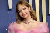 BLACKPINKリサ、透けタイツ×ミニワンピ姿に絶賛の声「完璧なビジュアル」「おしゃれすぎる」