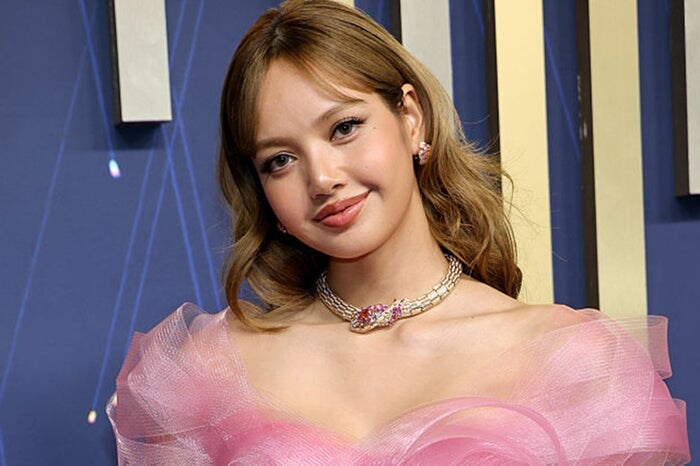 BLACKPINKリサ、透けタイツ×ミニワンピ姿に絶賛の声「完璧なビジュアル」「おしゃれすぎる」