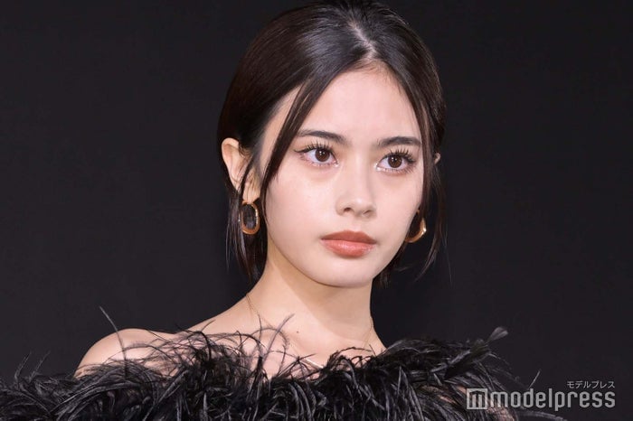 「御上先生」で話題・安斉星来、ショーパンからスラリ美脚「視線が釘付けになった」「圧巻の脚線美」と反響