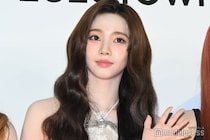 aespaカリナ、胸元開きトップス姿にファン悶絶「着こなし可愛い」「透明感すごい」