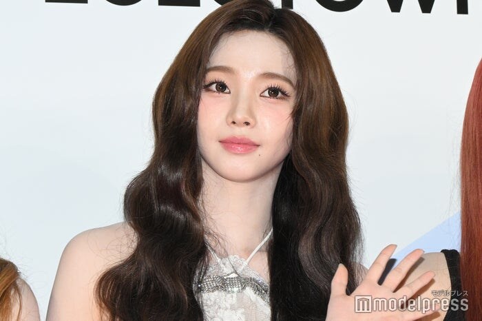 aespaカリナ、胸元開きトップス姿にファン悶絶「着こなし可愛い」「透明感すごい」