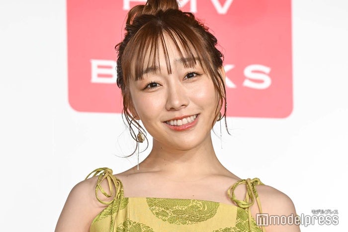 須田亜香里、ミニスカ×ロングブーツ・オフショル×スリットスカート…美スタイル際立つ衣装姿にファン悶絶「脚が長くて綺麗」「魅力的すぎる」