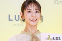 貴島明日香、デコルテ＆色白素肌輝く黒キャミドレス姿に反響「大人っぽくて見惚れちゃう」「華奢で憧れ」