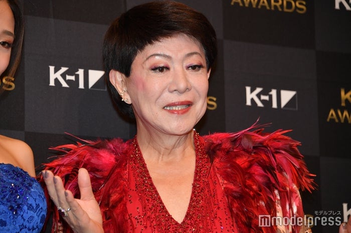 美川憲一が全力ダッシュ 若かりし頃の写真話題「新鮮でビックリ」「地面から浮いてる」