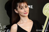 ダレノガレ明美、ショーパン×透け感タイツで魅せる美脚「圧巻のスタイル」「セクシー」