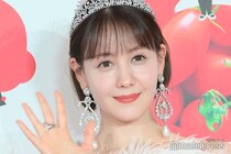 妊娠発表のトリンドル玲奈「ぽんぽこりん」マタニティ姿の近影公開「幸せオーラ溢れてる」「優しさに満ちた表情が素敵」の声