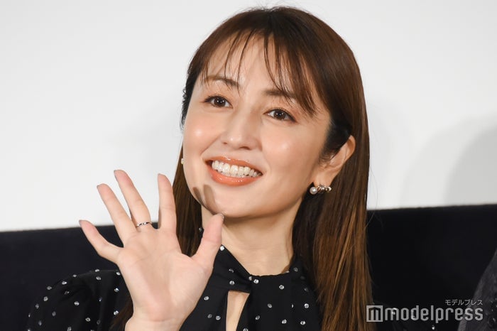 矢田亜希子、ノースリーブベストで素肌際立つ「上級者コーデ」「大人カジュアル素敵」と反響