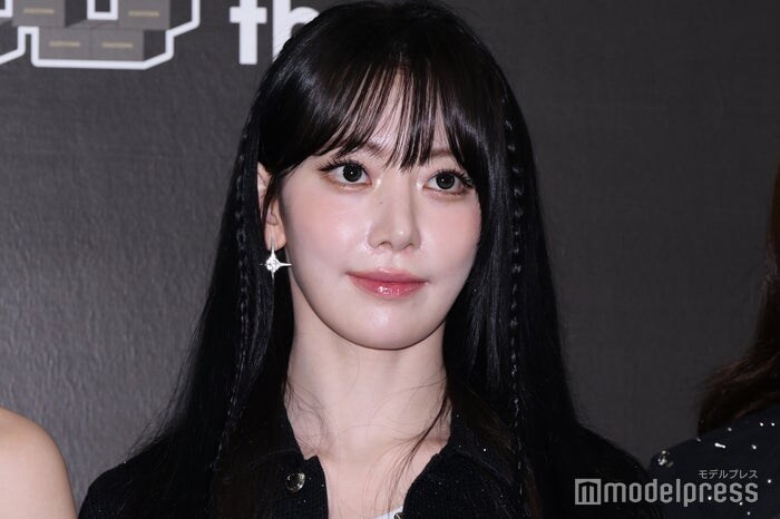 LE SSERAFIMサクラ、美肩ライン輝くベアトップドレス姿に「圧倒的オーラ」「美しすぎて見惚れちゃう」と反響