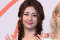 LE SSERAFIMユンジン、美ウエスト披露の鮮やか赤衣装ショット公開「引き締まってる」「オーラ凄すぎる」と反響