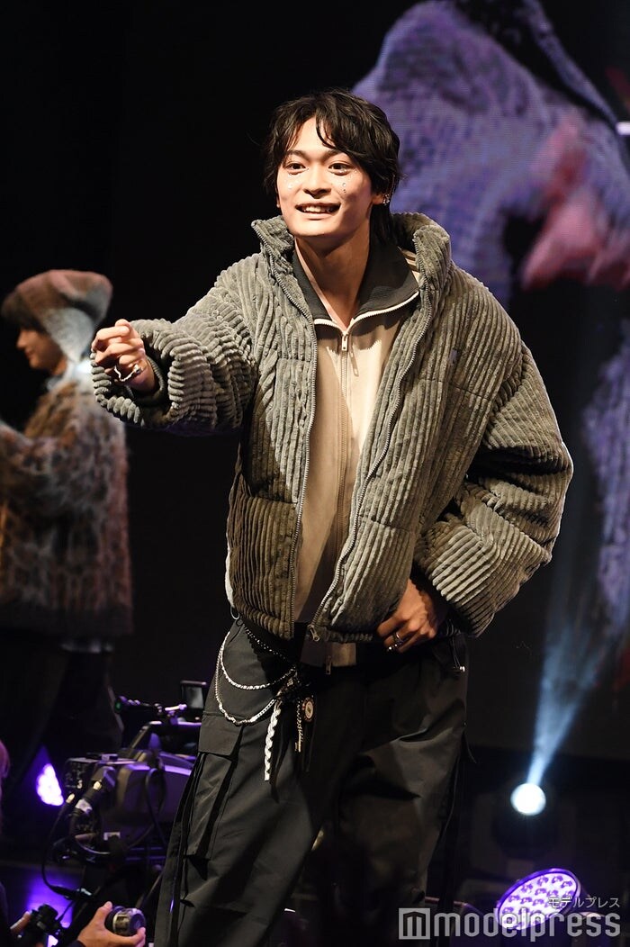 「今日好き」黒木聖那、ぬいぐるみを客席へ&お手振り…ファンサに歓声「イケメン」「羨ましい」【学生ランウェイ】