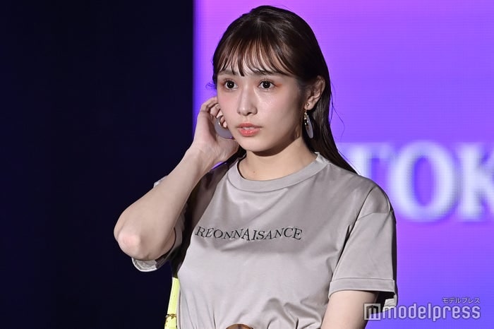 元櫻坂46渡辺梨加、美脚際立つジャケットコーデ&おすすめ登山本公開「才色体力兼備の美女」「横顔に見惚れる」と反響