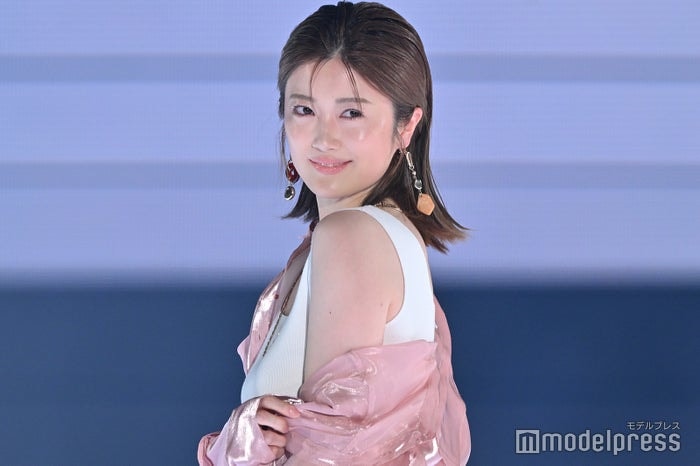 樋口日奈、美脚際立つミニスカオフショット「スタイル良すぎ」「どの角度も美しい」と反響