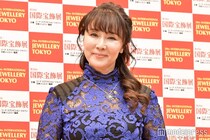 浅野ゆう子、イケメン夫顔出し 寄り添い2ショットが話題「イケメンでスタイルいい」「美男美女」