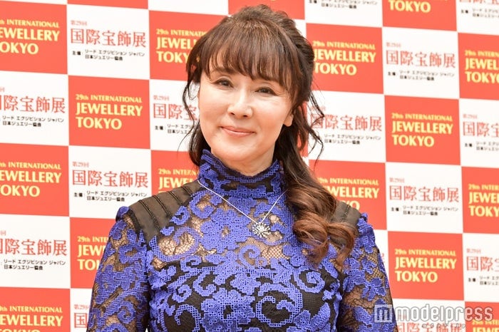 浅野ゆう子、イケメン夫顔出し 寄り添い2ショットが話題「イケメンでスタイルいい」「美男美女」