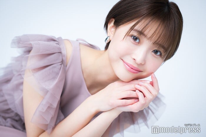 渡邊渚、スリット入りスカートから美脚スラリ「大人の雰囲気」「顔小さい」と反響