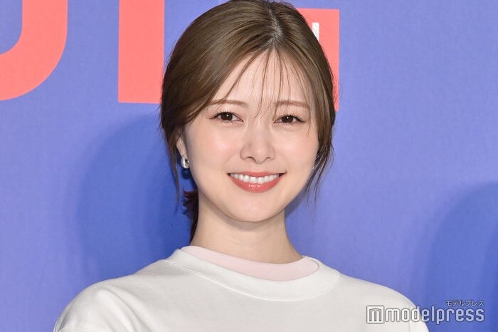 白石麻衣、肩出し&美脚輝くショットに称賛の声「圧倒的に美しい」「ため息もの」