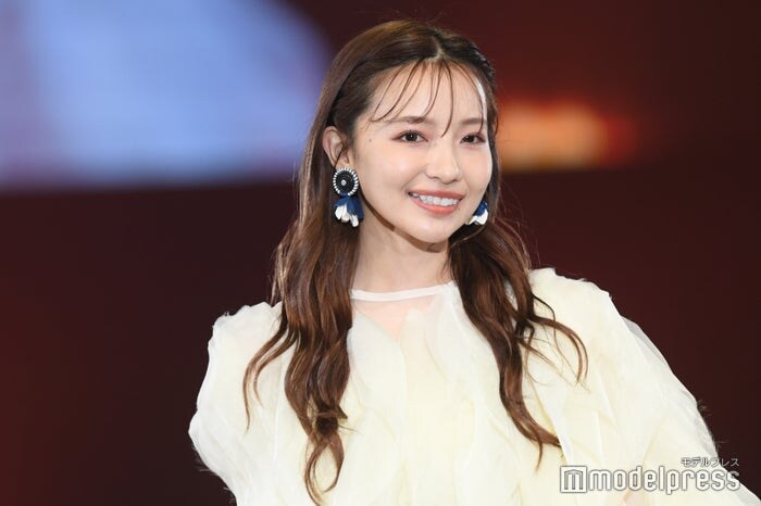 元NMB48村瀬紗英、透け感タイツから美脚際立つ「スタイル良すぎ」「彼女感すごい」の声