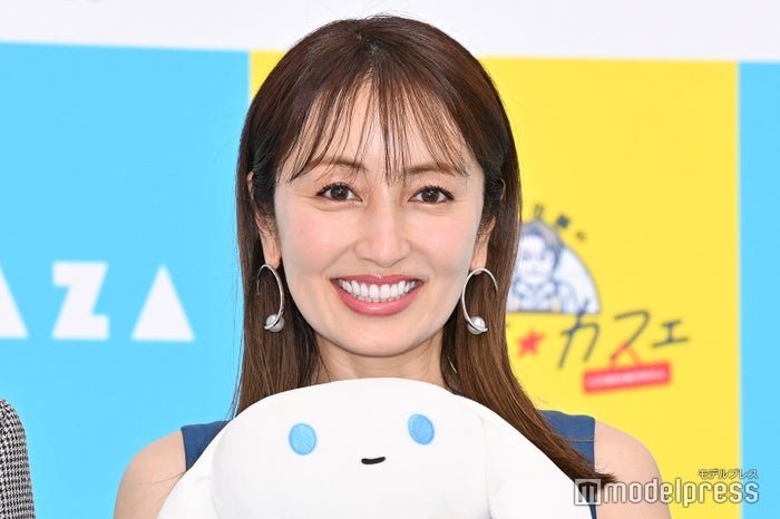 矢田亜希子、圧巻美脚輝く膝上ミニワンピ姿「とにかく脚が長い」「憧れの女性」と反響