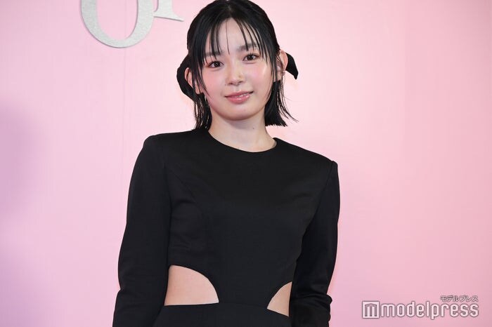 「グラスハート」宮崎優、カットアウトドレスで美ウエストチラリ アルゴリズム埋め尽くす“夢中”な存在明かす【ディオール アディクト キャンディ ショップ】