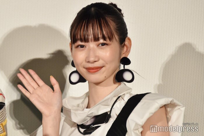 岡本夏美、前髪カットの新ヘア披露「印象変わった」「最高に可愛い」と反響